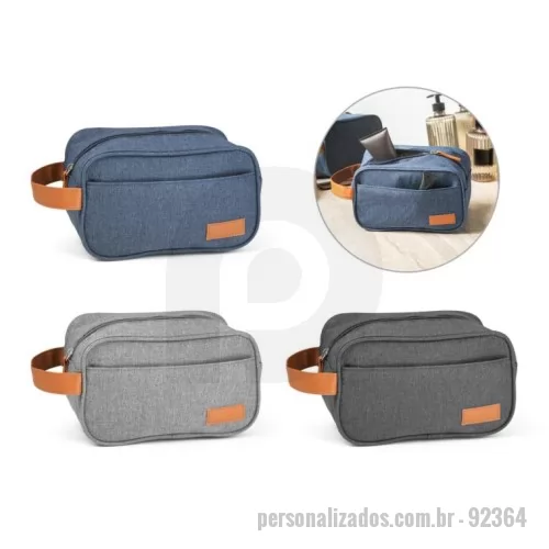 Nécessaire personalizado - Necessaire em 600D de alta densidade e pega em PU. Contém bolso frontal com zíper e placa em PU. 220 x 130 x 130 mm.