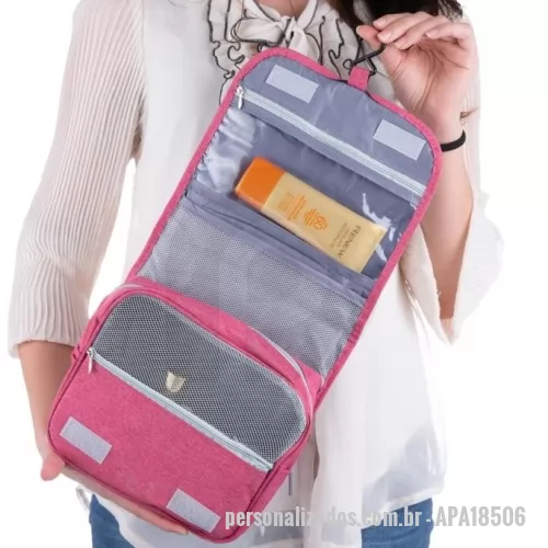 Nécessaire personalizado - Nécessaire de nylon oxford com divisórias para organização.  Material: Nylon Oxford e PVC Altura :  20,5 cm Largura :  22 cm Medidas aproximadas para gravação (CxL):  13 cm x 19,7 cm Tamanho total aproximado  (CxL):  41 cm aberto Peso aproximado (g):  150