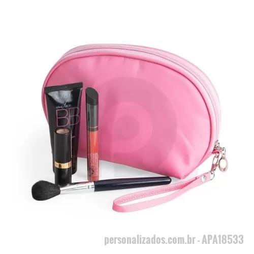 Nécessaire personalizado - Nécessaire de nylon resistente à água, acompanha alça de transporte.  Material: Nylon e Poliéster Altura :  14,5 cm Largura :  22 cm Profundidade :  8,5 cm Medidas aproximadas para gravação (CxL):  13 cm x 15 cm Peso aproximado (g):  64