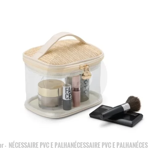 Nécessaire personalizado - Nécessaire Personalizado -  NÉCESSAIRE PVC E PALHANÉCESSAIRE PVC E PALHANÉCES - Descrição: Delicadeza e charme natural são as características marcantes da nossa nécessaire. Produzida em PVC com detalhes em palha sintética, seu design permite uma visualização prática dos itens, mantendo-os sempre visíveis e ao alcance. - 167602 - Nécessaire
