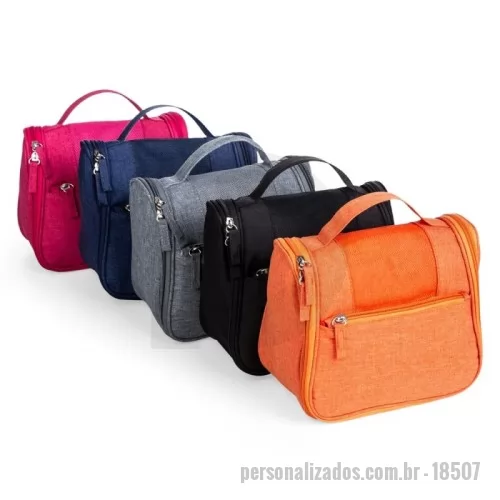 Nécessaire personalizado - Necessaire organizadora em tecido nylon Oxford, possui bolso frontal e alça superior, parte interna com gancho plástico; bolso interno superior em nylon e bolso de tela ambos com zíper; bolso inferior aberto de tela com 4 divisões de bolsos também em tela. Perfeita para lhe acompanhar em viagens e a