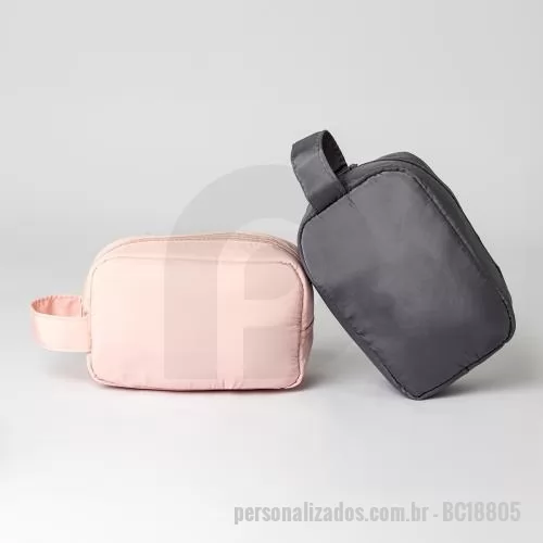 Nécessaire personalizado - Nécessaire Poliéster acomoda facilmente itens de maquiagem, higiene pessoal e muito mais. Feita em poliéster resistente à água, conta com três divisórias e bolso de tela para garantir que tudo fique no lugar. Compacta o suficiente para caber em bolsa