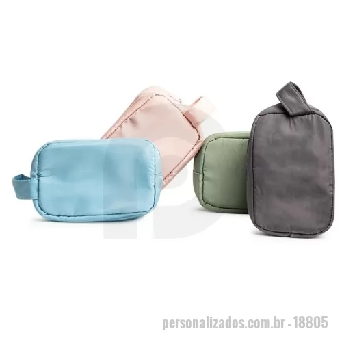 Nécessaire personalizado - Necessaire personalizada. Perfeita para manter tudo organizado! Nossa nécessaire acomoda facilmente itens de maquiagem, higiene pessoal e muito mais. Feita em poliéster resistente à água, conta com três divisórias e bolso de tela para garantir que tudo fique no lugar. Compacta o suficiente para caber em bolsas e fácil de carregar com sua alça, é a escolha ideal para proteger e organizar seus itens com praticidade.