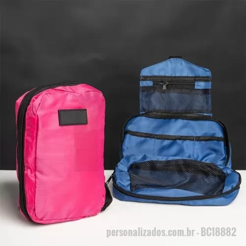 Nécessaire personalizado - Organize itens de higiene com praticidade e estilo com esta nécessaire de boa capacidade, perfeita para viagens ou uso diário. Ela oferece três compartimentos funcionais: um bolso superior em malha para pequenos objetos, um compartimento central com zíper para itens maiores e três bolsos organizáveis para fácil acesso. Além disso, o bolso inferior com visor em malha permite a visualização e um acesso mais fácil aos itens mais volumosos, evitando que algo passe despercebido. Super prática, a nécessaire vem com um gancho para pendurá-la, garantindo acesso rápido e sem complicação. Feita em poliéster, ela é compacta, leve e cabe perfeitamente em mochilas e malas. Para dar um toque pessoal, conta com um espaço em material emborrachado, ideal para uma personalização exclusiva.