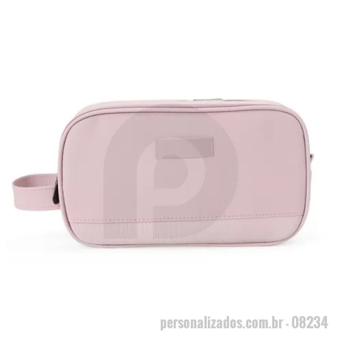 Nécessaire personalizado - Nécessaire Poliéster Personalizada: Organização e Praticidade para o Seu Dia a Dia Apresentamos a Nécessaire Poliéster Personalizada, a solução perfeita para quem busca organização e praticidade em um único acessório. Ideal para viagens, academia ou uso diário, essa nécessaire oferece tudo o que você precisa para manter seus pertences organizados e protegidos.  Características Material resistente e impermeável: Poliéster PVC de alta qualidade, garantindo a durabilidade e a proteção dos seus pertences em qualquer clima. Compartimentos inteligentes: Três compartimentos, incluindo um para itens úmidos, um principal com dois bolsos internos e um com lateral transparente, além de três divisórias internas. Organização eficiente: Ideal para armazenar itens de higiene pessoal, cosméticos, maquiagem, acessórios e muito mais. Alças versáteis: Alça de mão e alça para pendurar chaveiros, oferecendo praticidade no transporte e armazenamento. Etiqueta central para personalização: Ideal para adiciona