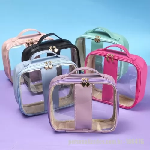 Nécessaire personalizado - Descrição: Um nécessaire do tamanho excelente para levar o que é importante no dia a dia sem deixar nada para trás. Feita em PVC e com bordas em PU, ela é impermeável, fazendo com que ela também seja uma opção segura e funcional para carregar itens essenciais para um banho de mar ou piscina como protetores solares, bronzeadores, entre outros produtos para cuidados com a pele e cabelos. Além disso, o nécessaire conta com uma alça para mãos e fechamento em zíper com puxadores em formato de coração para dar aquele toque extra de charme  Altura :  20 cm  Largura :  24 cm  Profundidade :  8,3 cm