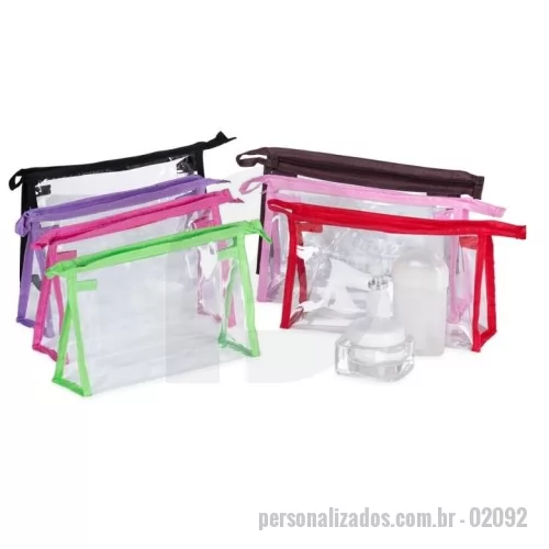 Nécessaire personalizado -  Deixe tudo mais organizado com o nosso nécessaire! Feito em plástico impermeável, detalhes em nylon, e fechamento em zíper, é uma opção versátil para transportar desde medicamentos até cosméticos, ou bijuterias. E tudo fica muito bem protegidas dentro de mochilas, bolsas ou malas maiores, tornando-o extremamente útil para qualquer viagem, seja ela longa ou curta.