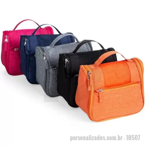 Nécessaire personalizado - Nécessaire organizadora em tecido nylon Oxford, possui bolso frontal e alça superior, parte interna com gancho plástico; bolso interno superior em nylon e bolso de tela ambos com zíper; bolso inferior aberto de tela com 4 divisões de bolsos também em tela. Perfeita para lhe acompanhar em viagens e até mesmo transportar seus itens pessoais do dia a dia com organização e praticidade.