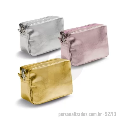 Nécessaire personalizado - Bolsa multiusos em PVC com zíper, disponível em cores metalizadas. Prática e compacta ideal para uso diário ou em viagem. 140 x 95 x 70 mm