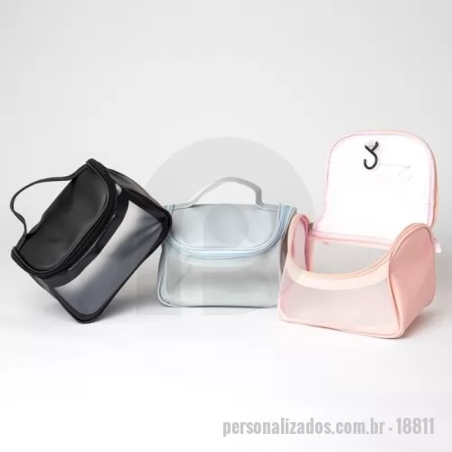 Nécessaire personalizado - A nossa Nécessaire feita em PU possui um design de abertura ampla para organizar e armazenar os itens, além da fácil visualização interna por conta do seu visor translúcido na parte frontal/traseira, além da alça para facilitar o transporte. A parte interna conta com bolso e 