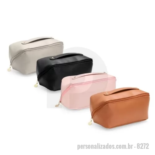 Nécessaire personalizado - Um nécessaire versátil feito em poliuretano (PU) impermeável com abertura em 180 graus que remete ao formato de uma concha. O compartimento interno conta com dois bolsos laterais abertos e um, localizado na parte central do nécessaire, com fechamento em zíper. Possui alça para transporte.  Altura :  11 cm  Largura :  22,5 cm  Profundidade :  9,5 cm