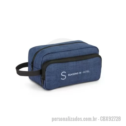Nécessaire personalizado - Nécessaire Personalizado - CBX92728 - Necessaire em Poliéster 300D com Alça e Bolso Frontal com Zíper Prática, resistente e com design moderno, esta necessaire pessoal é produzida em poliéster 300D de alta densidade, garantindo durabilidade e estilo no dia a dia. Ideal para organizar cosméticos, itens de higiene pessoal ou acessórios, seja em casa, no trabalho ou em viagens.  Possui alça lateral para transporte, bolso frontal com zíper para itens de acesso rápido e interior totalmente forrado, que facilita a limpeza e protege os produtos armazenados.  ???? Dimensões Aproximadas: Comprimento: 22 cm  Altura: 11,5 cm  Profundidade: 11,5 cm - 175889 - Nécessaire