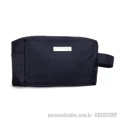 Nécessaire personalizado - Nécessaire Personalizado - CBX01228P - Nécessaire em PVC Resistente à Água com Detalhe Metálico Prática, elegante e funcional, esta nécessaire em PVC resistente à água é ideal para organizar itens pessoais com segurança e estilo. Seu design moderno é valorizado por uma plaquinha metálica fixa, que adiciona um toque sofisticado e oferece área ideal para personalização.  Compacta e versátil, é perfeita para o dia a dia, viagens ou como brinde corporativo de alto impacto.  ???? Especificações Técnicas: Altura: 12,5 cm  Largura: 23 cm  Peso aproximado: 77 g  Material: PVC resistente à água  Detalhe: Plaquinha metálica fixa  Área para gravação (CxL): 4,8 cm x 1 cm - 175898 - Nécessaire