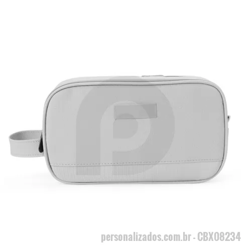 Nécessaire personalizado - Nécessaire Personalizado - CBX08234 - Nécessaire em Poliéster PVC – Organização Versátil e Resistência em Cada Detalhe  Ideal para viagens, academia ou uso diário, nossa nécessaire em poliéster PVC une funcionalidade, estilo e resistência à água. Com três compartimentos bem distribuídos, oferece um espaço exclusivo para itens úmidos, um compartimento principal com dois bolsos internos e outro com lateral transparente para visualização rápida dos objetos. Conta ainda com três divisórias internas ideais para escova de dentes, lápis, cremes e outros itens essenciais. Suas duas alças (de mão e para chaveiros) garantem praticidade no transporte, enquanto a etiqueta central permite personalização exclusiva para brindes ou uso pessoal.  Especificações:  Dimensões: 14,5 cm (A) x 25 cm (L) x 10,9 cm (P)  Área para gravação: 1,3 cm x 4,5 cm  Peso aproximado: 249 g - 175985 - Nécessaire