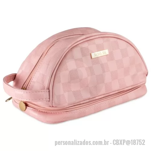 Nécessaire personalizado - Nécessaire Personalizado - CBXP@18752 - Descrição aprimorada: Nécessaire Elegante em Couro Sintético PU com Padrão Xadrez  Sofisticada, funcional e perfeita para o dia a dia ou viagens, essa nécessaire em couro sintético PU de alta qualidade é ideal para armazenar itens de beleza, maquiagem e cuidados pessoais. Seu design moderno com detalhes em padrão xadrez transmite elegância, enquanto os dois compartimentos com zíperes individuais garantem organização e segurança. À prova d’água, é fácil de limpar e conta com uma alça prática que facilita o transporte. Um acessório que une charme e praticidade.  Especificações:  Dimensões: 13,5 cm (A) x 25,5 cm (L) x 13 cm (P)  Peso aproximado: 196 g - 175986 - Nécessaire