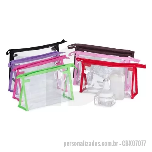 Nécessaire personalizado - Nécessaire Personalizado - CBX07077 - Nécessaire Impermeável com Detalhes em Nylon  Mantenha seus itens organizados com praticidade e estilo! Essa nécessaire feita em plástico impermeável com detalhes em nylon é perfeita para armazenar medicamentos, cosméticos, bijuterias e outros itens essenciais do dia a dia. Com fechamento em zíper resistente, protege seus objetos contra umidade e respingos, seja dentro da mochila, bolsa ou mala. Compacta e versátil, é ideal para viagens curtas ou longas, garantindo tudo em seu devido lugar.  Especificações:  Dimensões: 13 cm (A) x 21,3 cm (L) x 6,5 cm (P)  Área de gravação: 12 cm x 19 cm  Peso aproximado: 40 g - 175988 - Nécessaire