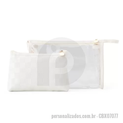 Nécessaire personalizado - Nécessaire Personalizado - CBX07077 - Kit Nécessaire 2 Peças – Organização com Estilo e Funcionalidade  Tenha praticidade em dobro com este kit de nécessaires ideal para viagens, uso diário ou organização pessoal. A nécessaire maior é produzida em PVC impermeável, com detalhes elegantes e alça lateral em couro sintético, perfeita para armazenar itens maiores com segurança. Já a nécessaire menor, feita totalmente em PU impermeável, tem formato compacto e fechamento em zíper, ideal para objetos menores como maquiagens, medicamentos ou acessórios. Um conjunto funcional que une proteção, beleza e praticidade.  Especificações da Nécessaire Maior (N.1):  Altura: 16 cm  Largura: 35,5 cm  Profundidade: 5,5 cm - 175989 - Nécessaire