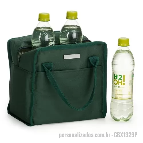 Nécessaire personalizado - Nécessaire Personalizado - CBX1329P - Bolsa Térmica 7 Litros com Plaquinha Personalizável – Praticidade com Estilo  Ideal para quem busca funcionalidade sem abrir mão da elegância, esta bolsa térmica tem capacidade de 7 litros e é confeccionada em tecido Oxford resistente à água. Seu interior conta com revestimento térmico em alumínio, um material antivazamento que ajuda a manter alimentos e bebidas quentes ou frios por mais tempo. Com dois bolsos abertos (frontal e traseiro), ela oferece espaço extra para talheres, guardanapos ou pequenos itens. Seu fechamento em zíper garante maior segurança no transporte, e as alças de mão proporcionam conforto e praticidade. Acompanha plaquinha metálica para personalização, perfeita para brindes corporativos ou uso pessoal com identidade.  Especificações:  Altura: 22,5 cm  Largura: 23 cm  Profundidade: 14,5 cm  Área para gravação: 14 cm x 20 cm (bolsa) | 1 cm x 5 cm (plaquinha)  Peso aproximado: 186 g - 175990 - Nécessaire