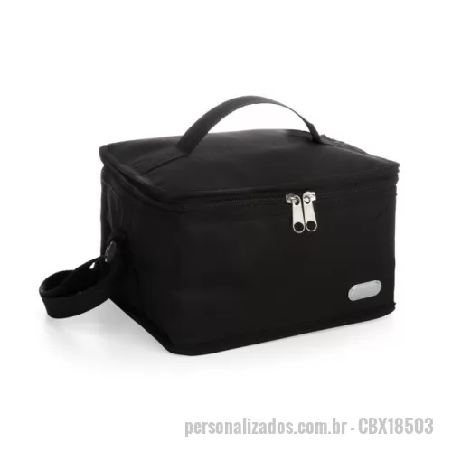 Nécessaire personalizado - Nécessaire Personalizado - CBX18503 - Bolsa Térmica 4 Litros em Nylon com Plaquinha Metálica Fixa  Compacta, prática e eficiente, esta bolsa térmica é ideal para o transporte de refeições, lanches e bebidas em pequenas quantidades. Confeccionada em nylon resistente, ela é leve e fácil de carregar, com um design funcional para o dia a dia no trabalho, passeios ou viagens rápidas. Seu interior térmico ajuda a conservar a temperatura dos alimentos por mais tempo, enquanto a plaquinha metálica fixa garante um toque de sofisticação e permite personalização para ações promocionais ou uso corporativo.  Especificações:  Capacidade: 4 litros  Tamanho aproximado: 15 cm (A) x 24,2 cm (L) x 16 cm (P)  Área para gravação: 1,2 cm x 3,3 cm  Peso aproximado: 133 g - 175991 - Nécessaire