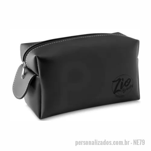 Nécessaire personalizado - Nécessaire Sintético Personalizada – NE79  confeccionada em couro legítimo ou sintético com PVC cristal translucido. (Modelo da foto foi confeccionado no material bidim preto).Com  acabamento interno costurado, fechamento através de zíper com cursor premium com puxador no mesmo material da nécessaire, com Aba para puxador. Pode ser personalizado em diversas combinações de cores com a inclusão da sua marca em baixo relevo ou digital colorida