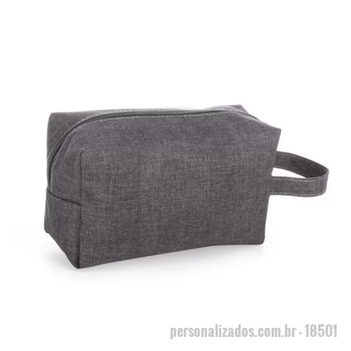 Nécessaire personalizado - mbém possui revestimento interno com forro em poliéster para uma camada extra de cuidado. O compartimento interno do nécessaire conta com espaço ideal para guardar desde itens de maquiagem até objetos de higiene pessoal. Além disso, ele também apresenta uma alça lateral de mão para facilitar seu transporte.