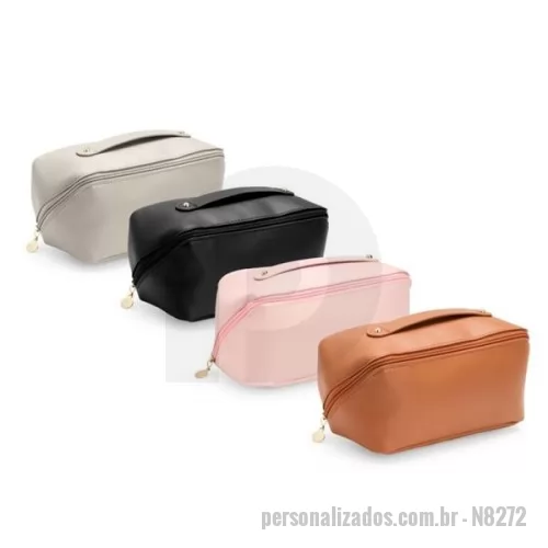 Nécessaire personalizado - Uma combinação especial da praticidade com o estilo único reunidas em um nécessaire do tamanho certo para caber tudo o que é mais importante. Feita em poliuretano (PU) impermeável, conta com amplo espaço interno e abertura em 180 graus, similar a de uma concha.