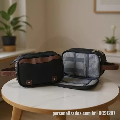 Nécessaire personalizado - NECESSAIRE EM NYLON MEDIDA 24X15X12CM COM 3 COMPARTIMENTOS. FECHAMENTO EM ZÍPER, ALÇA DE MÃO NO COURO SINTETICO.