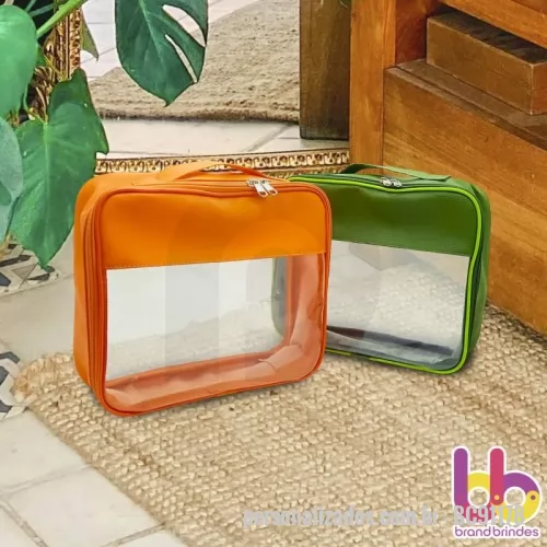 Nécessaire personalizado - DESCRIÇÃO: NECESSAIRE MULTIUSO 25X22X8CM EM SINTETICO DOLLARO,   CRISTAL  FRONTAL, ALÇA DE MÃO NO  MESMO MATERIAL, FECHAMENTO ZÍPER