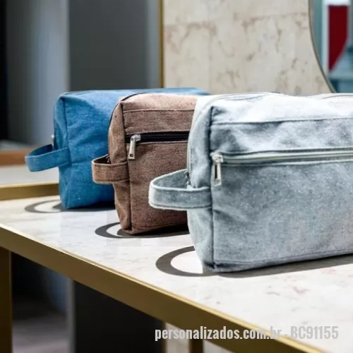Nécessaire personalizado - DESCRIÇÃO: NÉCESSAIRE 25X18X10 CM EM LONA TUPI,  FORRO RESINADO 70 COM BOLSO FRONTAL 2  ABERTURAS EM ZÍPER 06, CURSOR PRATEADO