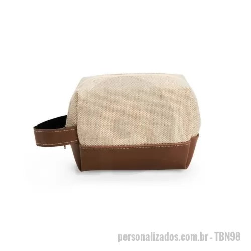Nécessaire personalizado - Nécessaire confeccionado em juta, fechamento em zíper, detalhes e alça lateral para mãos em bidim.