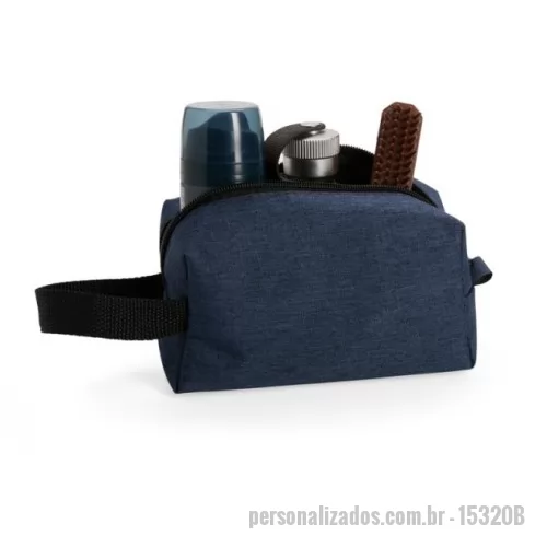 Nécessaire personalizado - Nécessaire Personalizado - 15320B - Nécessaire em Poliéster Mesclado com PVC – Resistência e Praticidade no Dia a Dia  Descrição: Nécessaire confeccionada em poliéster mesclado com PVC resistente à água, ideal para armazenar e transportar itens pessoais com segurança. Conta com fechamento em zíper, alça lateral em nylon para fácil transporte e pequena alça adicional para encaixe de chaveiro ou gancho.  Especificações: Altura: 10 cm Largura: 17 cm Profundidade: 6 cm Área de gravação: 8 x 14 cm Peso: 44 g  Versátil, leve e funcional, é a escolha ideal para uso diário, viagens ou como brinde personalizado. - 178095 - Nécessaire
