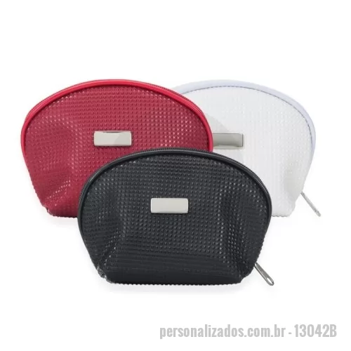 Nécessaire personalizado - Nécessaire de Couro Sintético  Descrição: Nécessaire em couro sintético texturizado, com placa metálica central ideal para personalização. Parte interna revestida em cetim, garantindo acabamento elegante e resistente.  Dimensões do produto:  Altura: 11,5 cm  Largura: 14,7 cm  Peso aproximado: 63 g  Área aproximada para gravação (CxL): 1 cm x 2,7 cm Perfeita para gravação a laser ou UV.