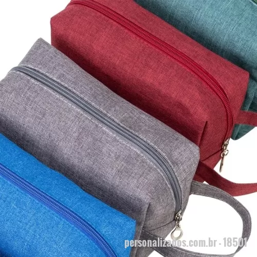 Nécessaire personalizado - Descrição: Nécessaire multiuso em nylon resistente à água, fechamento em zíper e alça lateral de mão.  Altura :  12,5 cm  Largura :  20 cm  Profundidade :  7,5 cm  Comprimento :  alça: 11 cm  Medidas aproximadas para gravação (CxL):  11 cm x 19 cm