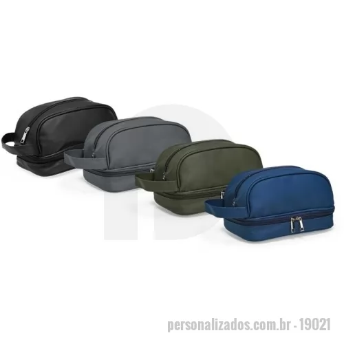 Nécessaire personalizado - Descrição: Nécessaire confeccionada em couro sintético impermeável. Possui alça lateral de mão e dois compartimentos com fechamento em zíper: o principal, na parte superior, e outro na parte inferior, ideal para guardar itens úmidos.  Altura :  13,5 cm  Largura :  17 cm  Profundidade :  14 cm
