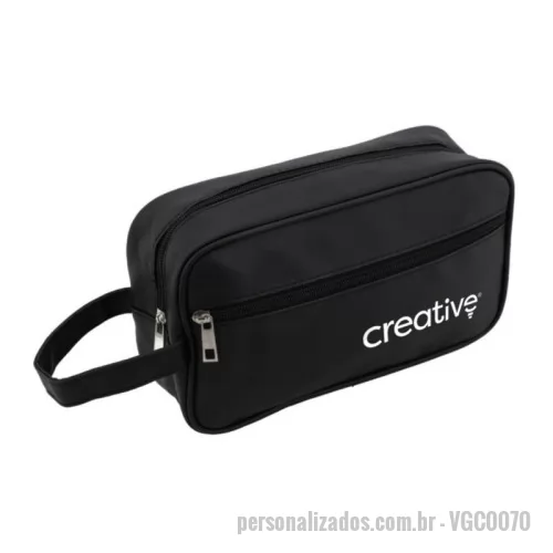 Nécessaire personalizado - Nécessaire em couro sintético com dois compartimentos independentes. Estruturada para armazenar itens de higiene, cosméticos ou pequenos acessórios pessoais, possui superfície externa de fácil limpeza e boa resistência ao uso contínuo. O design em dois compartimentos separados possibilita organização por categorias e acesso individual ao conteúdo. Cada compartimento conta com fechamento em zíper, contribuindo para manter os itens protegidos durante o transporte.  Características: • Capacidade: 1,3 litros; • Material: couro sintético; • Compartimentos: dois distintos; • Fechamento: zíperes individuais para cada compartimento; • Aplicação: organização de produtos de higiene e acessórios.