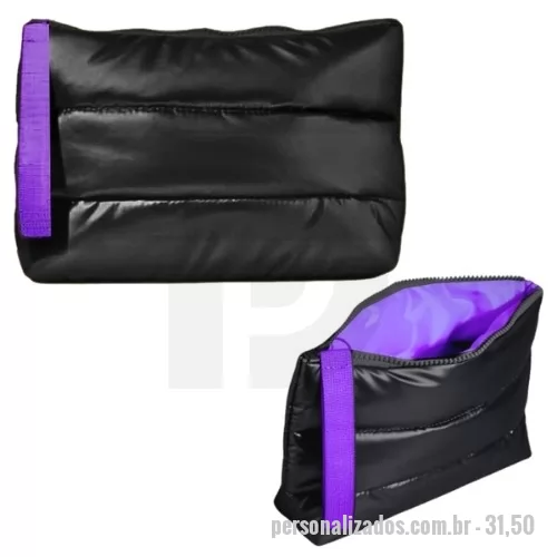 Nécessaire personalizado - Tecido Cirré Puffer preto com forro de nylon sublimável, proporcionando estilo e personalização. Conta com zíper tratorado preto para maior durabilidade, alça de mão em fita de 2 cm para conforto e praticidade, além de aviamentos plásticos pretos que garantem um acabamento sofisticado e funcional.