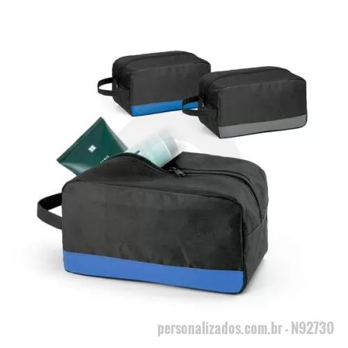 Nécessaire personalizado - Nécessaire em poliéster 600D com alça de mão e interior forrado. Disponível em várias cores. Gravação da logomarca em 1 cor já incluso.