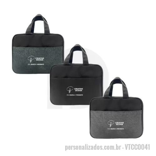 Nécessaire personalizado - Nécessaire em nylon Oxford tem boa durabilidade no uso diário ou em viagens. O gancho em alumínio integrado possibilita pendurar a nécessaire aberta em barras, cabides ou suportes, facilitando o acesso aos produtos armazenados. A disposição dos materiais permite organização funcional de itens de higiene, cosméticos e pequenos acessórios.