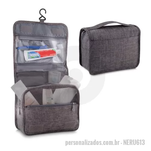 Nécessaire personalizado - Nécessaire em tecido poliéster 300D e interior em poliéster 190T, com excelente espaço interno, bolso frontal e no verso com suporte para pendurar.