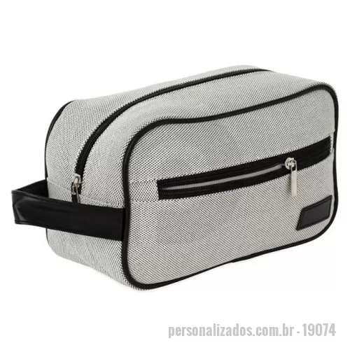 Nécessaire personalizado - Nécessaire Personalizado - 19074 - Nécessaire confeccionada em lona e fechamento em zíper. Possui bolso frontal e compartimento principal com três bolsos internos, além de alça lateral e plaquinha costurada em couro sintético. - 179166 - Nécessaire