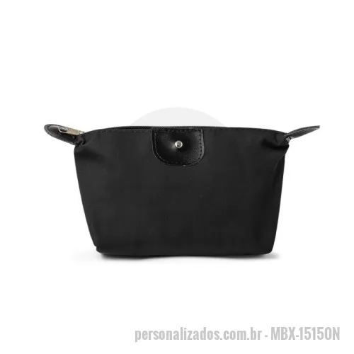 Nécessaire personalizado - Nécessaire em tecido nylon oxford, resistente a água com detalhes em couro sintético e parte interna com revestimento emborrachado, elegância e simplicidade no mesmo item. Possui um detalhe circular brilhante no couro frontal.