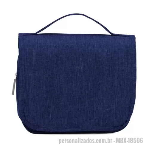 Nécessaire personalizado - Nécessaire confeccionado em Nylon Oxford resiste à água. Possui compartimento principal com visor em tela de nylon e outros dois em formatos distintos: um em PVC com fechamento em zíper e outro em tela respirável de nylon. Conta ainda com gancho plástico para manter a bolsa pendurada enquanto aberta.