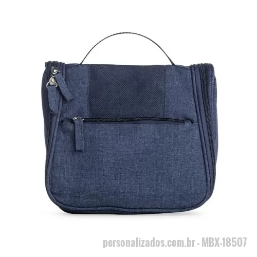 Nécessaire personalizado - Nécessaire organizadora em tecido nylon Oxford, possui bolso frontal e alça superior, parte interna com gancho plástico; bolso interno superior em nylon e bolso de tela ambos com zíper; bolso inferior aberto de tela com 4 divisões de bolsos também em tela. Perfeita para lhe acompanhar em viagens e até mesmo transportar seus itens pessoais do dia a dia com organização e praticidade.