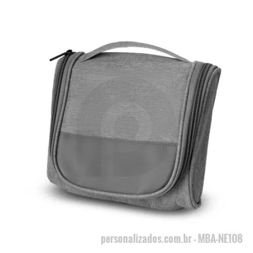 Nécessaire personalizado - Necessaire confeccionada em poliéster 300D no material externo e poliéster 210D/Mesh no material interno. Fechamento por zíper e divisórias internas. Capacidade de 1,7L