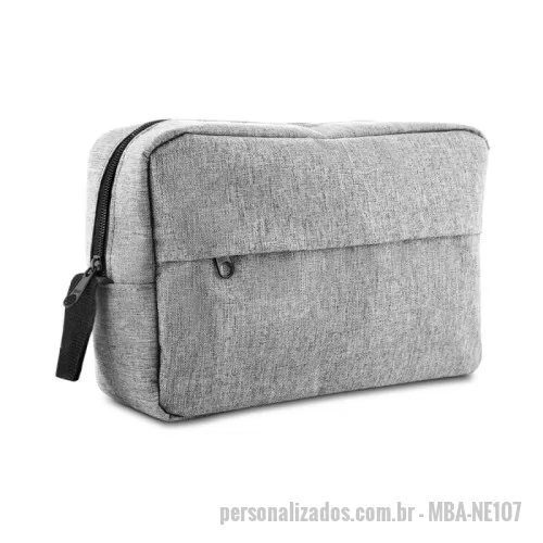 Nécessaire personalizado - Nécessaire em poliéster 300D com alça, compartimento frontal com zíper.