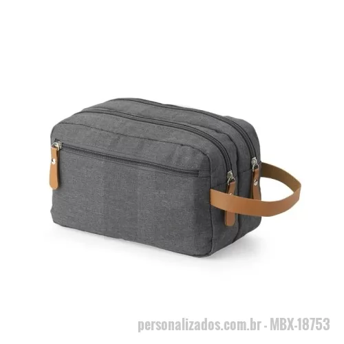 Nécessaire personalizado - Nécessaire confeccionada em poliéster, com detalhes em couro sintético. Possui três compartimentos com zíper. Na parte interna, contém 5 bolsos, sendo dois de tela, e alça para transporte.