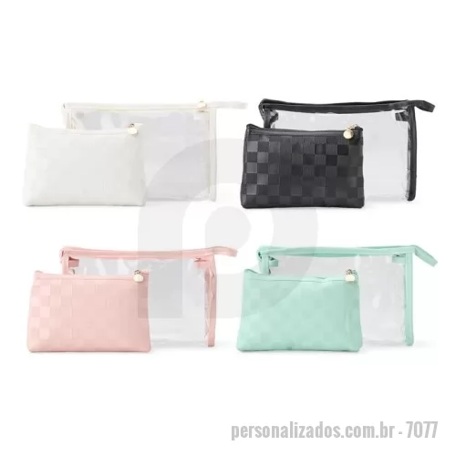 Nécessaire personalizado - Conjunto de dois nécessaires em tamanhos diferentes. O modelo maior é confeccionado em PVC impermeável, traz detalhes em couro sintético, alça lateral prática e fechamento em zíper. Já o menor, produzido em PU impermeável, possui acabamento quadriculado e fechamento em zíper.