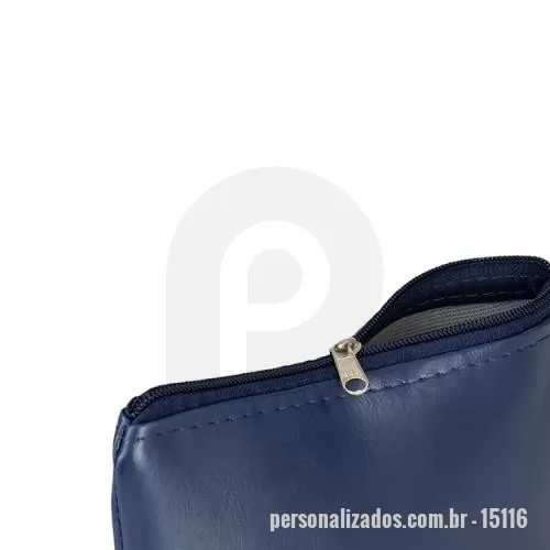 Nécessaire personalizado - Nécessaire em couro sintético resistente à água, fechamento em zíper e alça lateral para transporte.