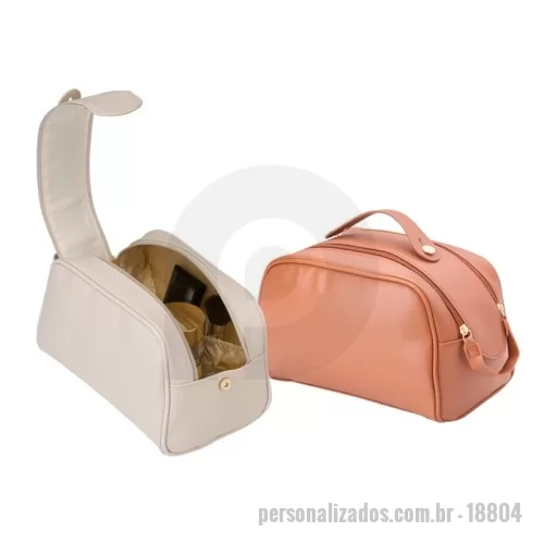 Nécessaire personalizado - Nécessaire Personalizado - 18804 - Estilosa e espaçosa, esta nécessaire se destaca com sua abertura diferenciada por zíper duplo. Feita de PU resistente à água, ela oferece um amplo espaço interno e divisórias de elástico para manter tudo organizado.  Altura: 16 cm Largura: 24 cm Profundidade: 13cm Medidas aproximadas para gravação(CxL): 9 cm x 16 cm Peso aproximado(g): 254 - 179824 - Nécessaire