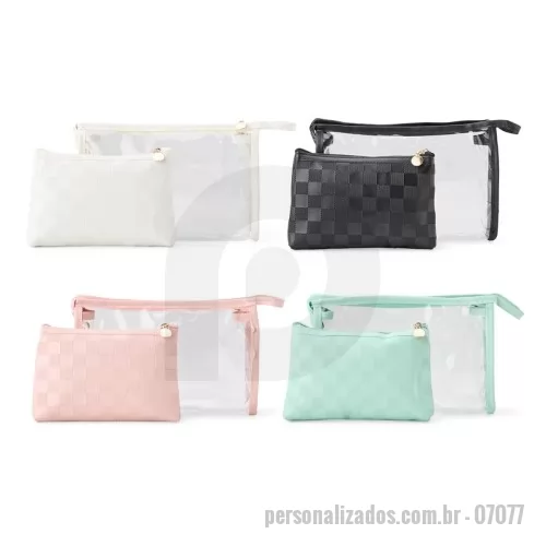 Nécessaire personalizado - Nécessaire Personalizado - 07077 - Conjunto de dois nécessaires em tamanhos diferentes. O modelo maior é confeccionado em PVC impermeável, traz detalhes em couro sintético, alça lateral prática e fechamento em zíper. Já o menor, produzido em PU impermeável, possui acabamento quadriculado e fechamento em zíper.  Altura: N.1 Largura: N.1 Profundidade: N.1 Medidas aproximadas para gravação(CxL): 13 cm x 21 cm (nécessaire PVC) - 10 cm x 16 cm (nécessaire PU) Tamanho total aproximado (CxL): N.2 Peso aproximado(g): 113 - 179828 - Nécessaire